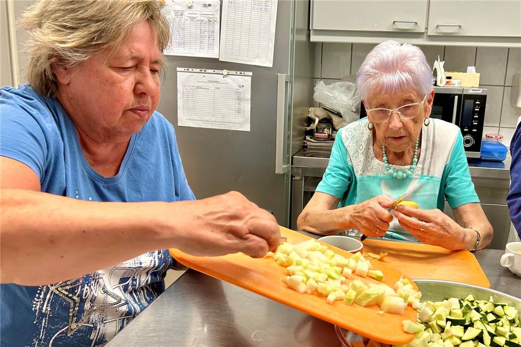 Bei ihm kostet das Mittagessen nur 3,50 Euro: Rudis Weg zum Küchen-Chef Jutta (li.) und Margaret Prause schnibbeln in der Küche des Agora-Kulturzentrums das Gemüse für die Suppe.
