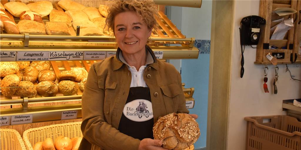 Steigende Kosten bei Werner Bäckern: Mehrere Auswirkungen auf die Kunden Eine Frau hält ein Brot
