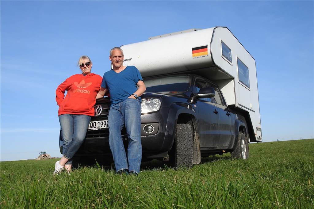 Im Polizei-Konvoi zum Flughafen – Corona beendet Reise des Lebens Jutta und Christian Barrenbrügge vor Ihrem Pick-Up mit der Wohnkabine - ihr Gefährt auf der Reise ihres Lebens