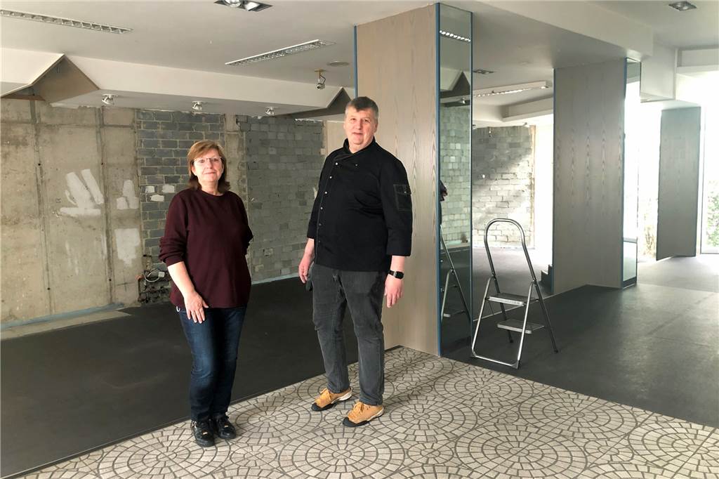 Neue Gastronomie am Markt: Deshalb muss Fleischerei Schmidt ausziehen Jutta und Detlef Holz ziehen mit ihrer Fleischerei um. Die neuen Räume sind nicht weit entfernt vom bisherigen Standort am Markt.