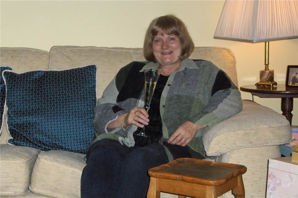 „Sie war immer an der Seite der Frauen“: Erinnerungen an Jutta Geißler-Hehlke Jutta Geißler-Hehlke sitzt während einer Veranstaltung mit einem Glas Sekt auf einem Sofa.