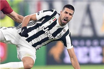 Juve-Profi Sami Khedira (r) kassierte einen Schlag gegen Kopf. Foto: Alessandro Di Marco