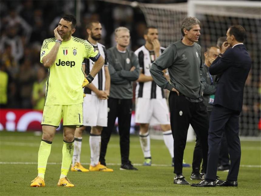 Khedira und Buffon erleben Juve-"Albtraum" Juve-Torwart Gianluigi Buffon (l) war nach der Niederlage bitter enttäuscht. Foto: Kirsty Wigglesworth