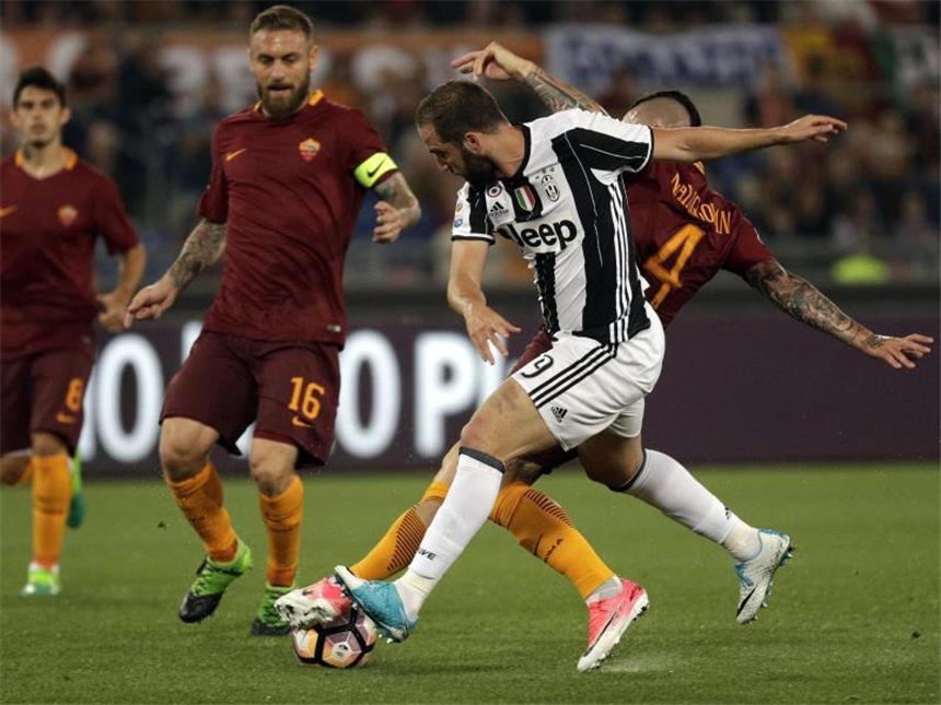 "Niente festa" - Juve verspielt den vorzeitigen Titel Juventus' Gonzalo Higuain (M) im Duell mit Roms Radja Nainggolan. Foto: Gregorio Borgia