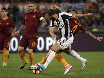 Juventus' Gonzalo Higuain (M) im Duell mit Roms Radja Nainggolan. Foto: Gregorio Borgia