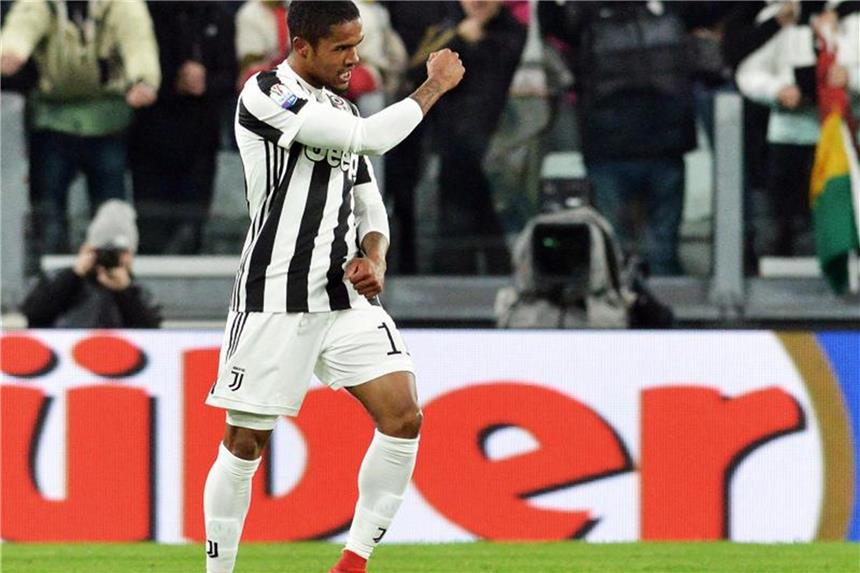 Juventus Turin im Halbfinale des italienischen Pokals Juventus Turin gibt sich im Derby gegen den FC Turin keine Blöße. Douglas Costa bejubelt seinen Treffer zum 1:0. Foto: Andrea Di Marco