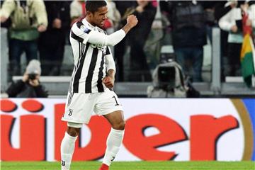 Juventus Turin gibt sich im Derby gegen den FC Turin keine Blöße. Douglas Costa bejubelt seinen Treffer zum 1:0. Foto: Andrea Di Marco