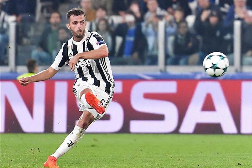 Juve schlägt rund 60 Millionen Euro von Real für Pjanic aus Juventus Turin soll ein millionenschweres Angebot von Real Madrid für Miralem Pjanic ausgeschlagen haben. Foto: Alessandro Di Marco/ANSA/AP