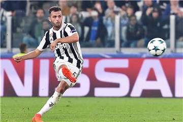 Juventus Turin soll ein millionenschweres Angebot von Real Madrid für Miralem Pjanic ausgeschlagen haben. Foto: Alessandro Di Marco/ANSA/AP