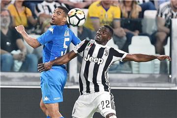 Juves Asamoah (r) und Neapels Allan kämpfen um den Ball. Foto: Alessandro Di Marco/ANSA