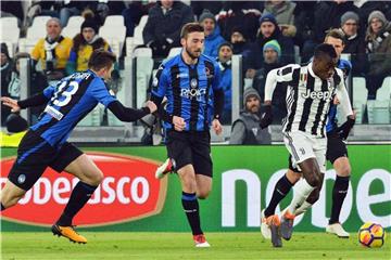 Juves Blaise Matuidi (r) setzt sich gegen zwei Spieler von Bergamo durch. Foto: Andrea Di Marco/ANSA
