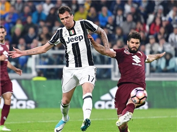 Juves Mario Mandzukic (l) in Aktion gegen Luca Rossettini vom FC Turin. Foto: Alessandro Di Marco