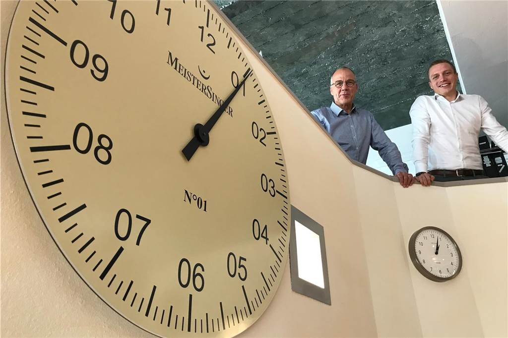 Einzelhändler kritisieren unterschiedliche Öffnungszeiten: „Eine Katastrophe“ Juwelier Max Zimmer und sein Vater Matthias im Geschäft