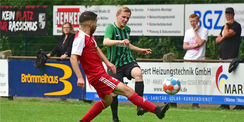 Kaan Yüksel (TSV, v.) versucht hier, die Flanke von Tim Bitter (h., ASC Schöppingen) zu blocken.