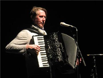 Kabarettist Andreas Rebers mit seinem Akkordeon bei seinem Auftritt in Münster.