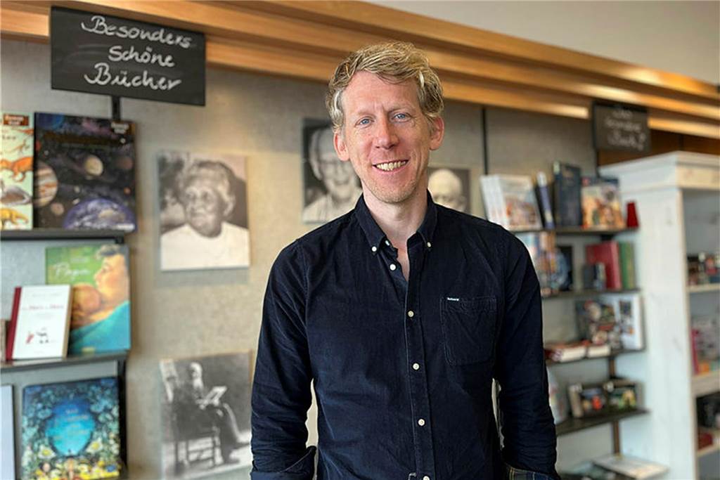 Kulturprogramm 2025: Festivals und Top-Kabarettisten warten Christian Schulte-Loh steht in einer Buchhandlung