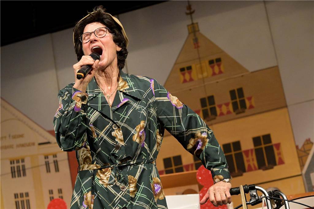 100 Jahre „Hol di fast“ - Werner Karneval begeisterte hunderte Jecken Kabarettistin Monika Batke sang und präsentierte einen Rollator-Tanz.