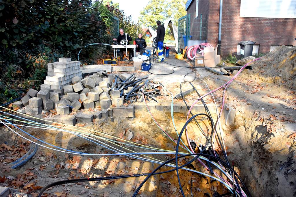 Bagger zerstört Glasfaserkabel: Störung ist am Freitagnachmittag beseitigt Kabelsalat an der Fuistingstraße: 20.000 Anschlüsse waren nicht mehr erreichbar, weil die Leitungen zerstört wurden.