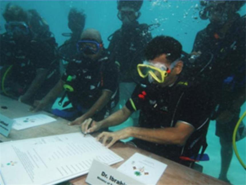 EU kämpft in Paris hart für ehrgeizige Klimaziele Kabinettssitzung unter Wasser: Dieses Foto der maledivischen Regierung machte seinerzeit Schlagzeilen. Die Malediven sind akut von der Erderwärmung bedroht. Foto: Foto: Republik Malediven/Archiv