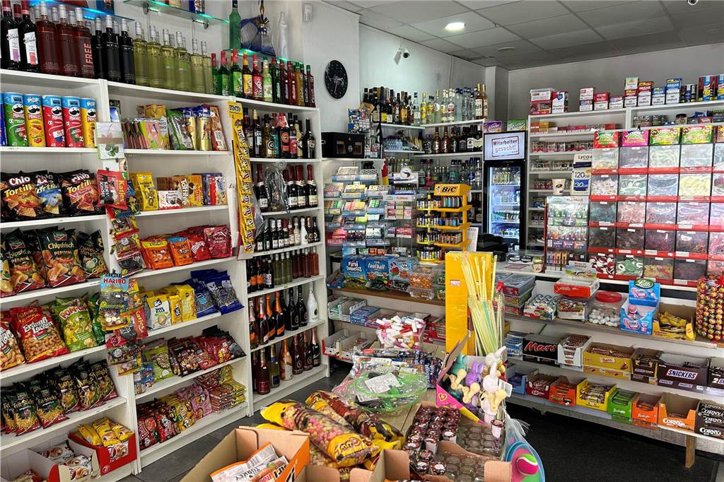 Tag der Trinkhallen 2024: Musik, Grill und Gemeinschaft am Markt Kiosk Kadir Demir achtet darauf, dass die Regale immer gut gefüllt sind.