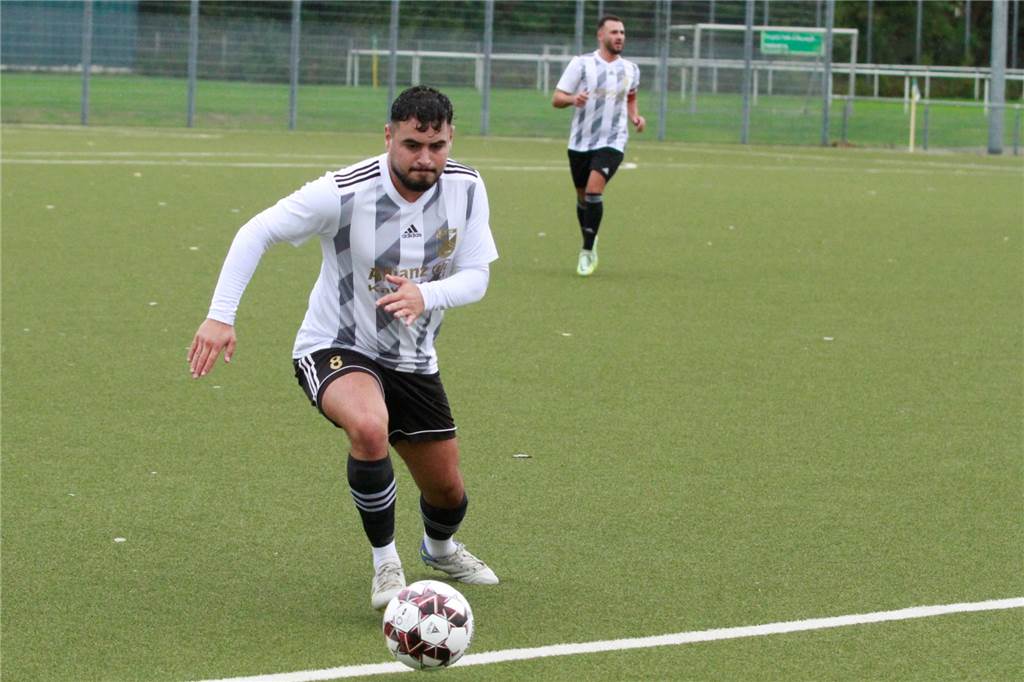 Werner SC mit Last-Second-Sieg Kadir Kavakbasi läuft mit dem Ball am Fuß über das Spielfeld.
