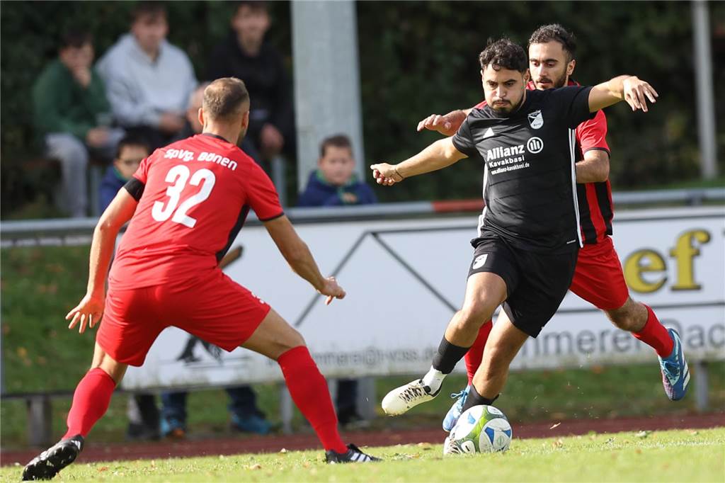 Die spektakulärsten Spiele der Hinrunde in Werne und Herbern Kadir Kavakbasi dribbelt an einem Gegenspieler vorbei.