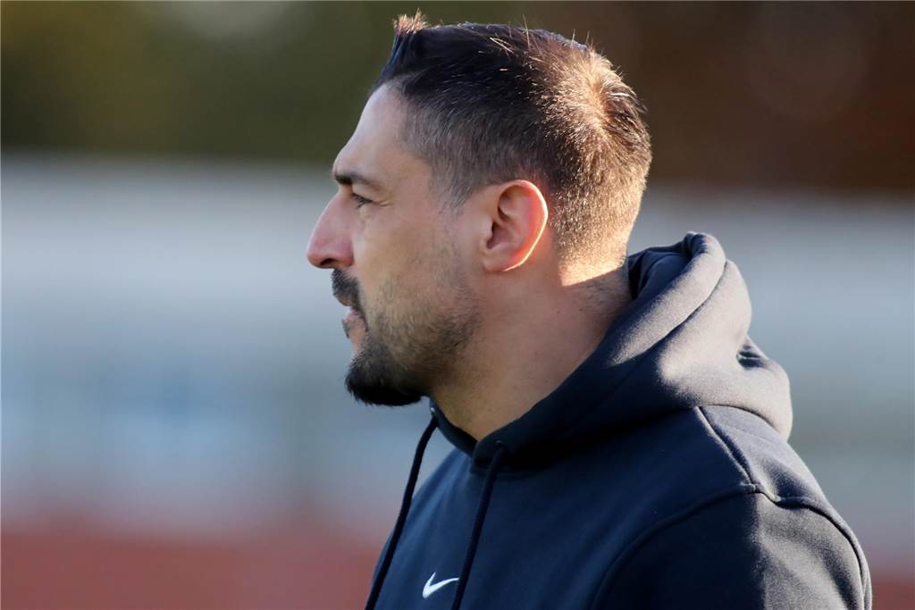 SC Osmanlispor kann Abgänge nicht kompensieren: „Müssen jetzt ein Auge nach unten werfen“ Kadir Kaya, Trainer von Osmanlispor Dortmund, schaut nach vorne