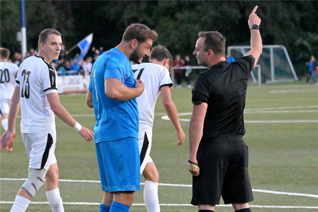 BW Alstedde startet nach Derbysieg in lange Partynacht: „Dafür spielt man Fußball“ Kadir Koc (M.) räumte in der Defensive von BW Alstedde rustikal auf.