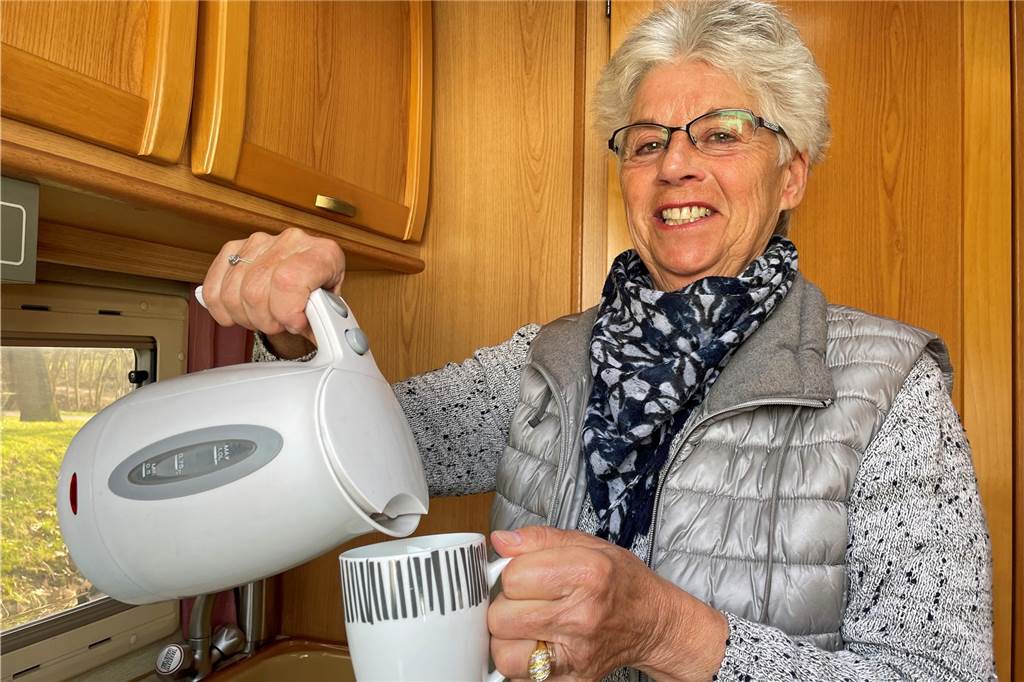 73-Jährige über Wohnmobil-Stellplatz: „Optimaler geht’s nicht“ Käffchen muss sein. Angelika Marfeld in ihrem Wohnmobil.