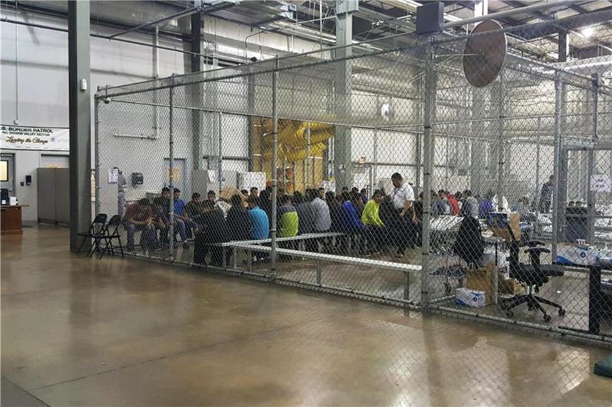 Gericht macht Druck auf Trump: Familien rasch zusammenführen Käfige für Flüchtlinge, die im Zusammenhang mit illegalen Grenzübertritten in Gewahrsam genommen wurden. Foto: U.S. Customs and Border Protection's Rio Grande Valley Sector/AP