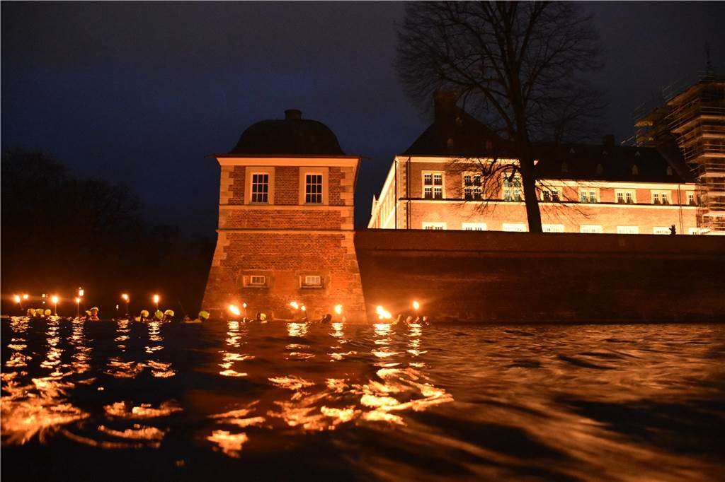 Kälte im Wasser machte ihnen nichts aus: Gut 20 Schwimmer haben am Neujahrsabend 2025 auf ihre ganz eigene Weise begrüßt. Mit einer Runde durch die nur wenige Grad kalte Schlossgräfte.