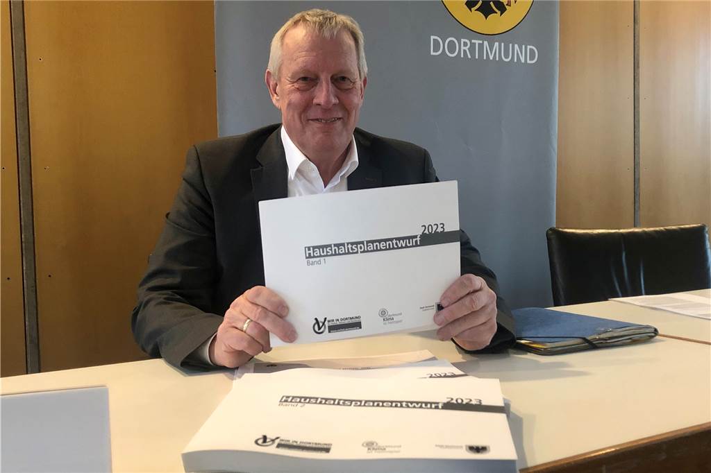 Haushalt brachte Kämmerei „an den Rand des Nervenzusammenbruchs“ Kämmerer Jörg Stüdemann mit dem dreibändigen Haushalt.