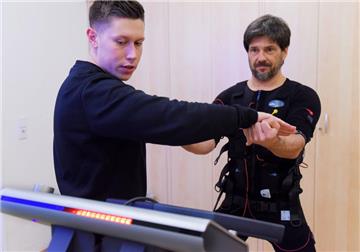 Kämmerling hat auch das Elektro-Muskel-Stimulations-Training (EMS) Redaktionsleiter Heiko Mühlbauer im Selbstversuch.