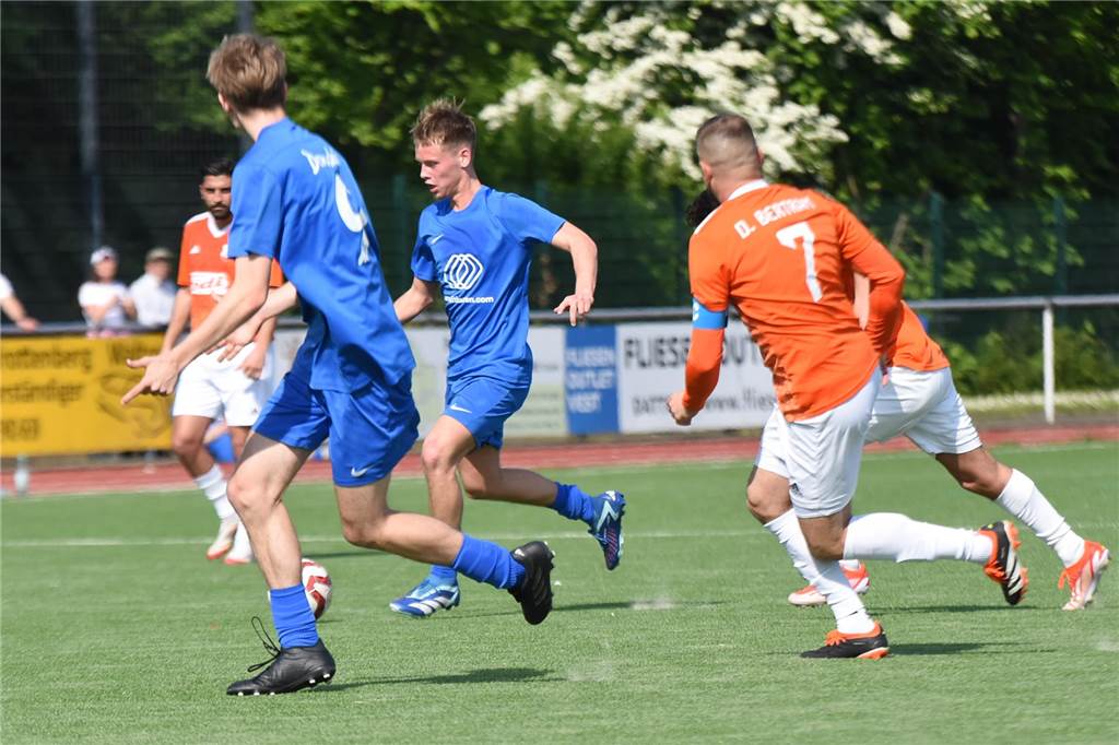Kämpfen um den Klassenerhalt: Maxim Djatev (am Ball) und der VfB Waltrop stehen in der Bezirksliga 9 knapp über dem Strich. Auch viele Kreisliga-Spieler dürften den Waltropern die Daumen drücken.