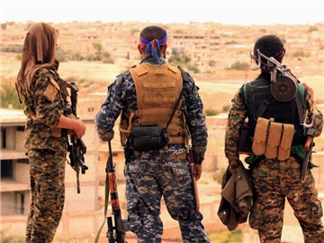 Kämpfer der Syrischen Demokratischen Kräfte (SDF) im syrischen Tabqa. Foto: Syrian Democratic Forces/AP