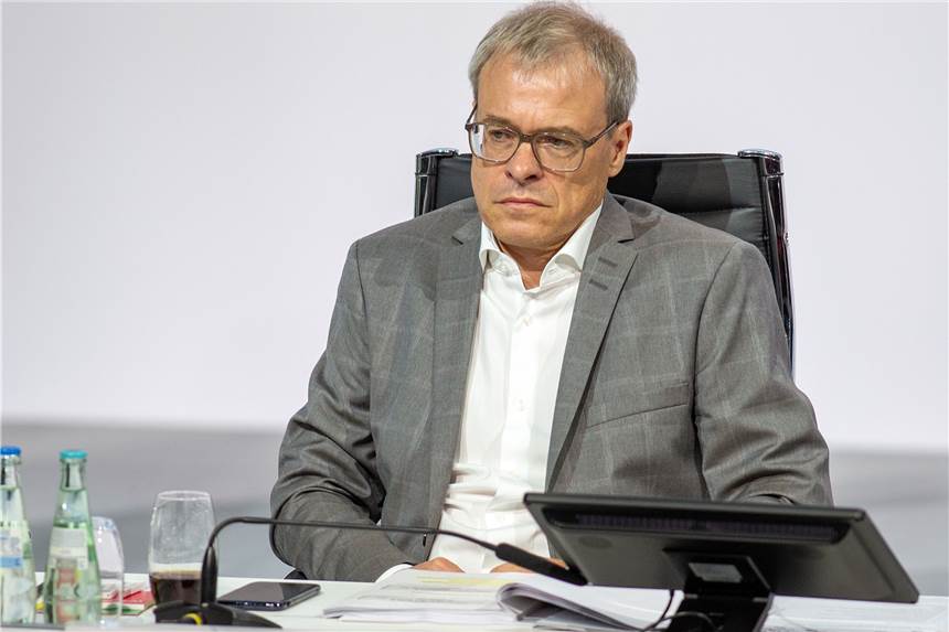 Kämpft für die Schalke-Mitarbeiter: Finanzvorstand Peter Peters.