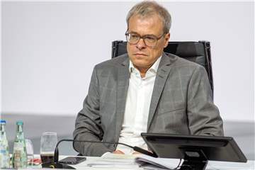 Kämpft für die Schalke-Mitarbeiter: Finanzvorstand Peter Peters.