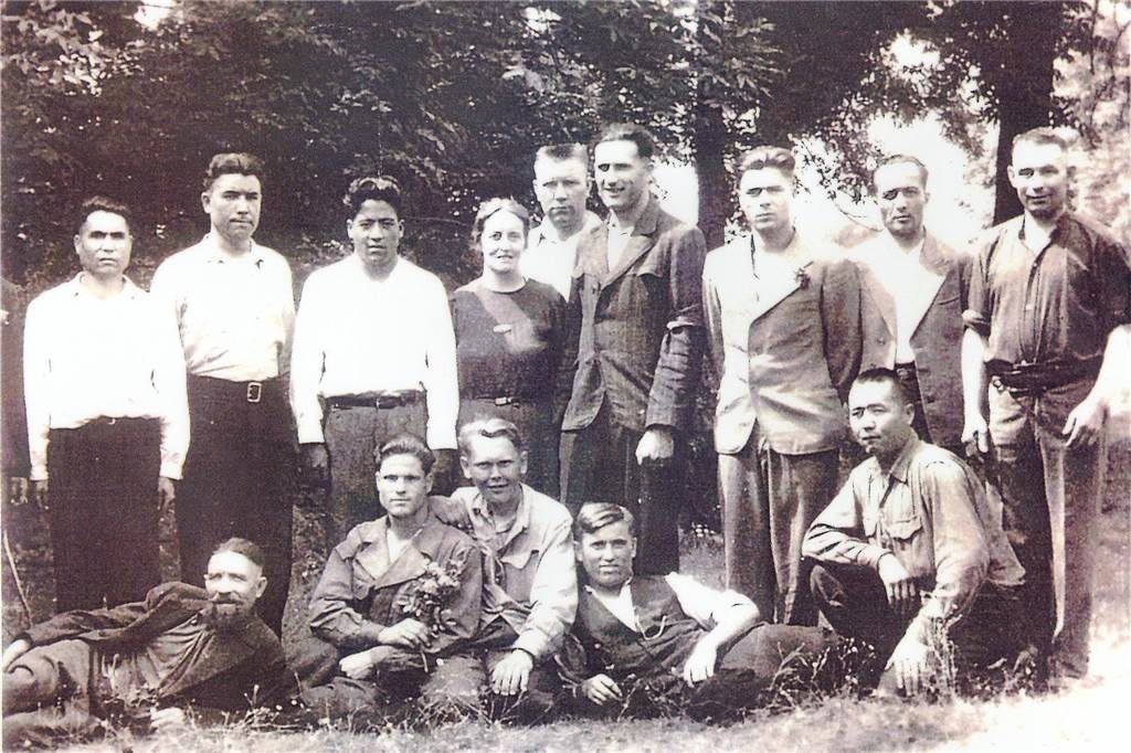 Ehemaliger russischer Friedhof: Wo ist die Tafel mit Käthe Rittner hin? Käthe Rittner inmitten befreiter Kriegsgefangener und Zwangsarbeiter