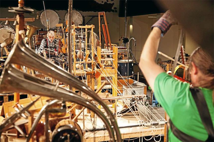 "Zwei-Mann-Orchester": Mechanisches Ungetüm mit 200 Klangkörpern Kagels »Zwei-Mann-Orchester« feierte mit Wilhelm Bruck und Matthias Würsch in Gelsenkirchen Premiere.