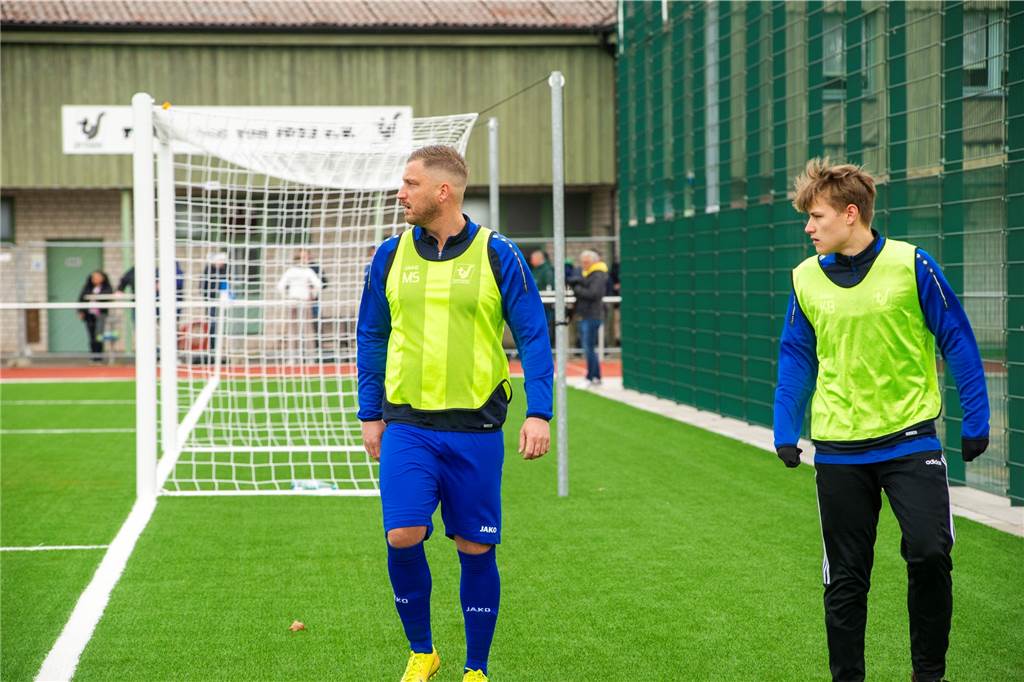 „Wird seinen Weg auf jeden Fall gehen“: Jugendspieler überzeugt beim TuS Sythen Kai Borkenfeld (r.), hier beim Aufwärmen mit Marcel Sandschneider, kommt immer häufiger im A-Liga-Team des TuS Sythen zum Einsatz.