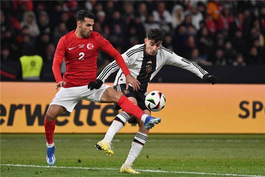 DFB-Team sucht in der Defensive weiter nach Stabilität: Hummels der große Gewinner der 2:3-Pleite Kai Havertz in einem Zweikampf.