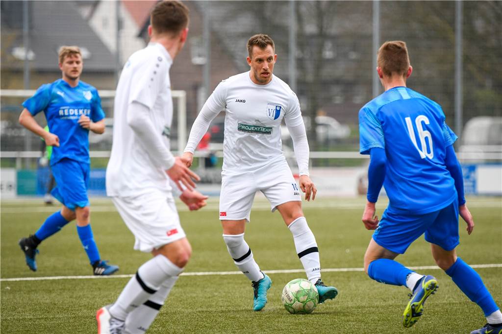 VfL Schwerte dreht Spiel, Rückkehrer besorgt Entscheidung – Doppel-Rot nach Rudelbildung Kai Hintzke (M.) zeigte beim 1:1-Ausgleich seine Klasse.