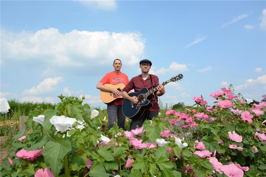 So klingt der Song über den Lippe-Polder-Park Kai Kläsener (r.) hat den Song "Unten am Fluss" geschrieben und komponiert. Bei der Premiere im Lippe-Polder-Park unterstützte ihn sein Musiker-Kumpel Bernd Mathes.