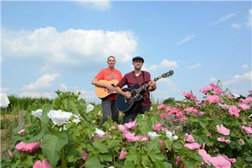 Kai Kläsener (r.) hat den Song "Unten am Fluss" geschrieben und komponiert. Bei der Premiere  im Lippe-Polder-Park unterstützte ihn sein Musiker-Kumpel Bernd Mathes.