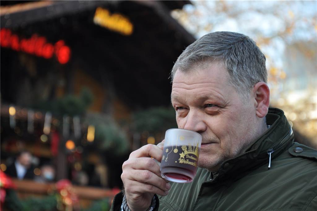 Wer hat den besten Glühwein auf Dortmunds Weihnachtsmarkt? Der Experten-Test Kai Kober beim Geruchstest: Der Experte hat in seinem Leben schon zigtausende Weine getestet.