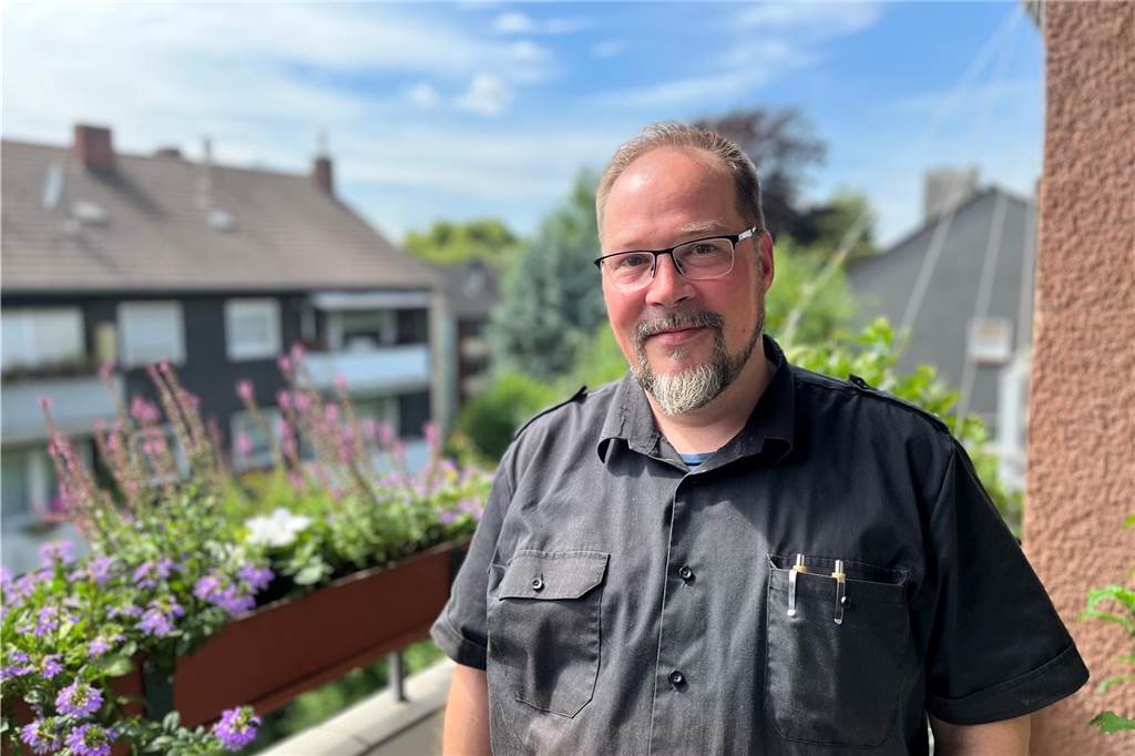 „Schwielen auf der Seele“: Kai (44) ist ehrenamtlicher Notfallseelsorger Kai Rothaupt lebt mit seiner Frau und seinem Sohn in einem Mehrfamilienhaus in Körne. Seine Familie komme mit seinen Aufgaben als Notfallseelsorger hervorragend zurecht, sagt der 44-Jährige.