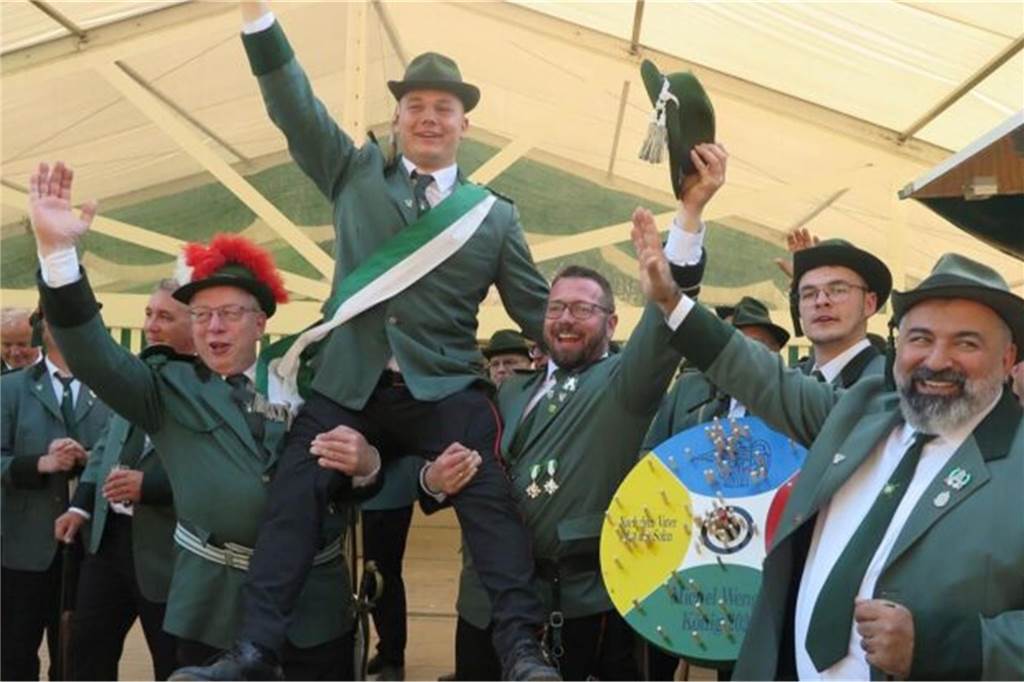 Schützenfeste in Schermbeck und Raesfeld in 2024 und 2025 Schützen in grünen Jacken feiern ihren neuen Schützenkönig und lassen ihn hochleben.