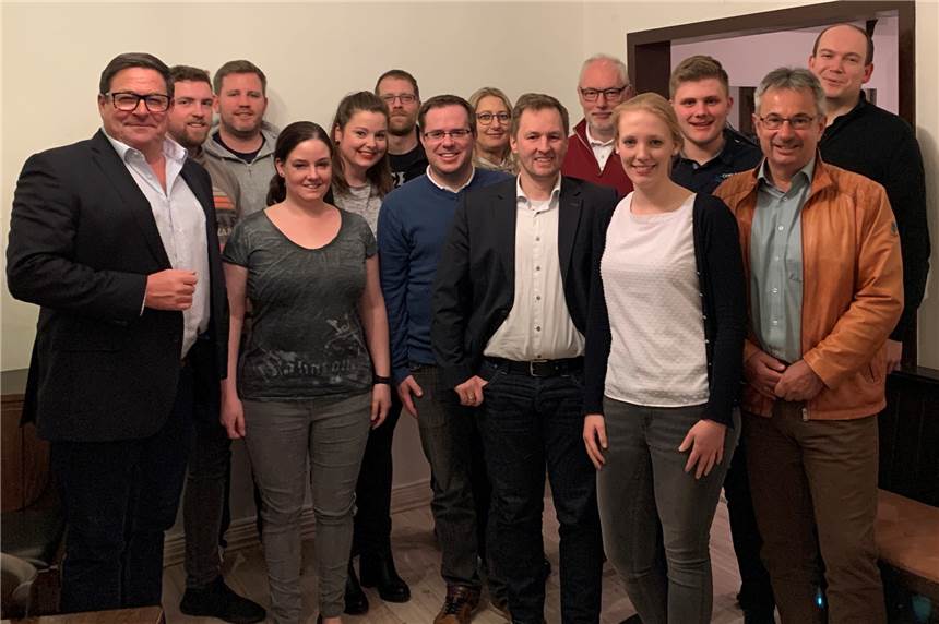 FDP Haltern geht mit Kai Surholt auf Listenplatz 1 ins Kommunalwahl-Rennen Kai Surholt (l.) wurde auf Listenplatz 1 der FDP gewählt. FDP-Bürgermeisterkandidat Torsten Dederichs (vorne 3.v.r.) kandidiert nicht auf einem Listenplatz.