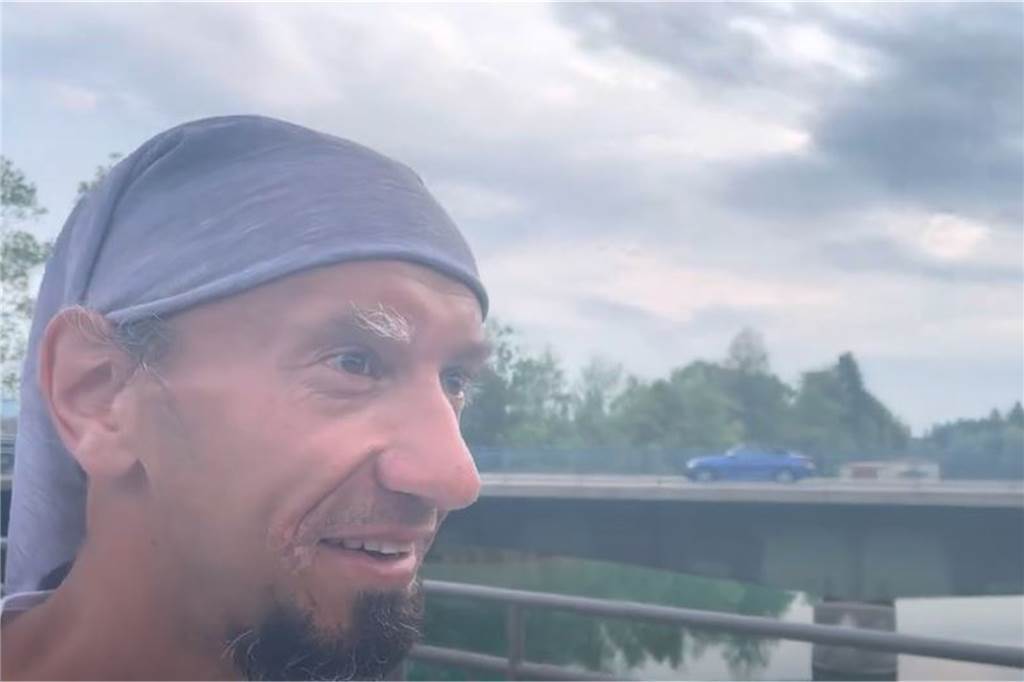 „Jaaa, es ist geschafft!“ - Der gefährliche Endspurt des Marathon-Manns Kai Täuber hat es fast geschafft. Der Deutschlandläufer aus Dortmund ist kurz vor der Zugspitze