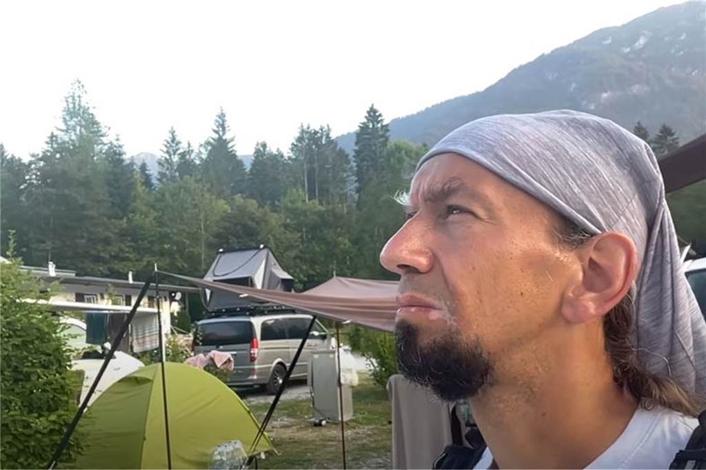 Heulkrampf zum Finale am Gipfel: Der Tag der Tage für den Marathon-Mann Kai Täuber vor dem Start zur letzten Etappe: Der Blick wandert hoch zu Zugspitze. "Der Tag der Tage", sagt er